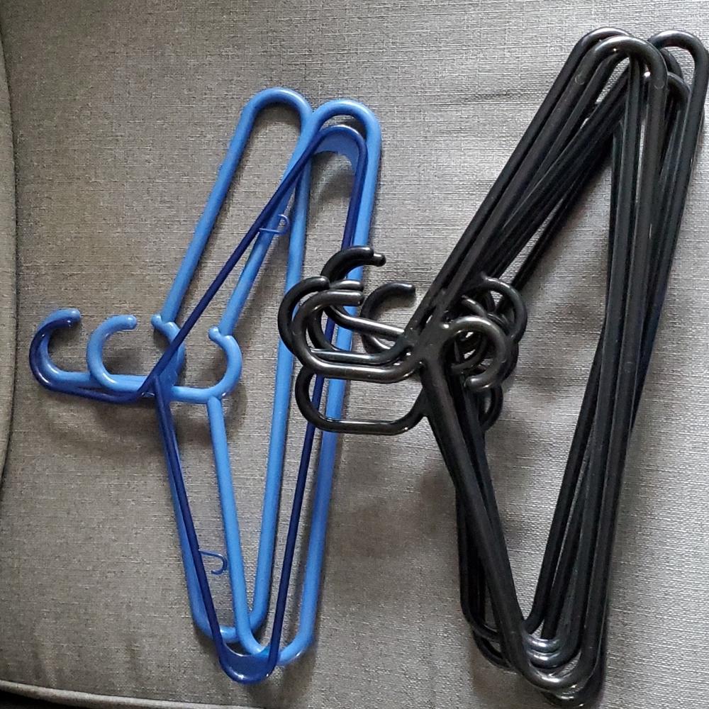 10 plastic hangers